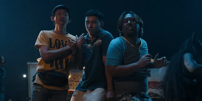 Beda dari yang Lain! Teaser Pesugihan Sate Gagak Suguhkan Trio Absurd yang Bikin Perut Kenceng Ketawa