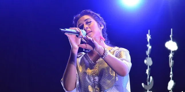 Beda Jatuh Cinta dan Jatuh Hati? Ini Jawaban Raisa