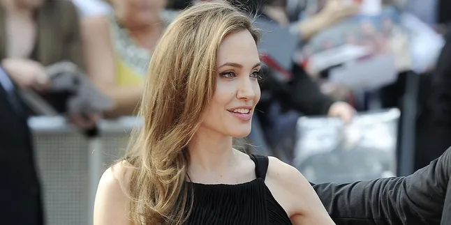 Bedak Tidak Rata, Wajah Angelina Jolie Jadi Belepotan Bedak Tidak Rata, Wajah Angelina Jolie Jadi Belepotan