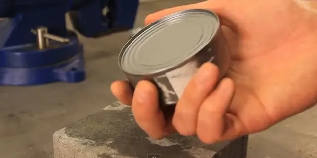 Begini Cara Membuka Kaleng Tanpa Alat