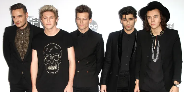 Begini Gaya One Direction Foto Bareng Kelima 'Kembaran'-Nya