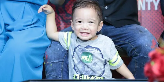 Begini Gaya Rafathar Kalau Lagi Gemes, Cute Banget