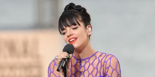 Begini Jadinya Jika Lily Allen 'Lupa' Pakai Bra Saat Manggung