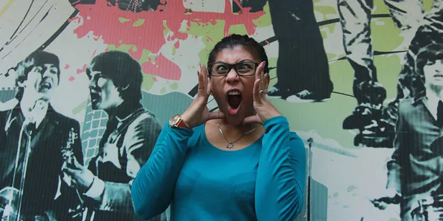 Begini Jadinya Saat Regina Ivanova Diapit Dua 'Raksasa'