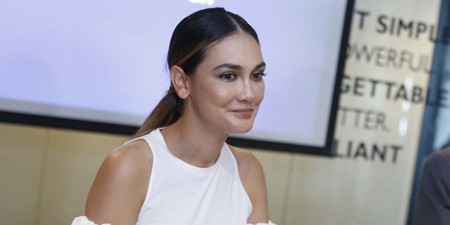 This is the Condition of Luna Maya's Broken Metatarsal Bone, Now in a Cast