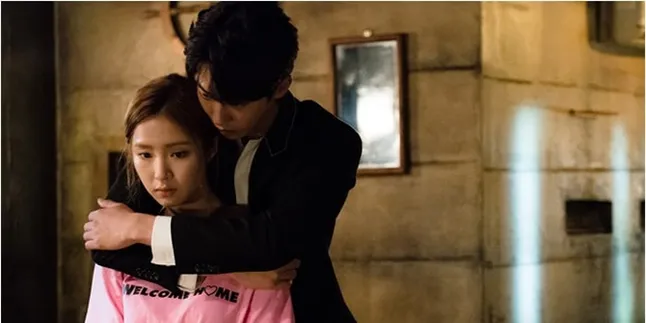 Begini Manisnya Nam Joo Hyuk Peluk Shin Se Kyung