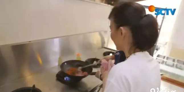 Begini Penampakan Ruang Dapur Agnez Mo, Mirip Restoran Bintang Lima Begini Penampakan Ruang Dapur Agnez Mo, Mirip Restoran Bintang Lima
