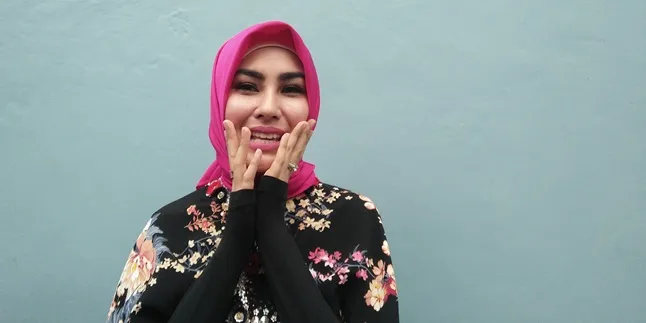 Begini Reaksi Ibunda Kartika Putri Ketika Anaknya Memutuskan Berhijab Begini Reaksi Ibunda Kartika Putri Ketika Anaknya Memutuskan Berhijab