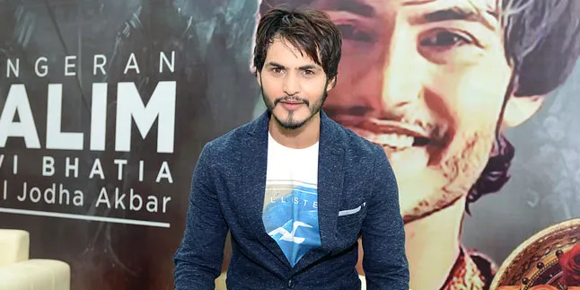 Begini Senyum Manis Ravi Bhatia Saat Sedang Asyik Potong Rambut