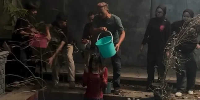This is Keisya Levronka's Total Dedication in the Film PAMALI: TUMBAL, Ending with Feet Full of Patches