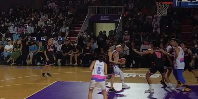 Beginilah Momen Kocak Denny Sumargo Meledek Gading Marten dan Gisella Saat Tanding Basket Beginilah Momen Kocak Denny Sumargo Meledek Gading Marten dan Gisella Saat Tanding Basket
