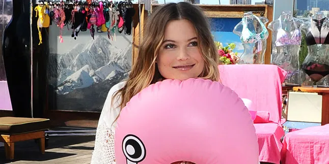 Behati Prinsloo Jalan-Jalan Tanpa Adam Levine dan Anak Behati Prinsloo Jalan-Jalan Tanpa Adam Levine dan Anak