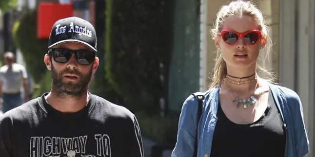 Behati Prinsloo Ngidam, Adam Levine Pusing Dibuatnya
