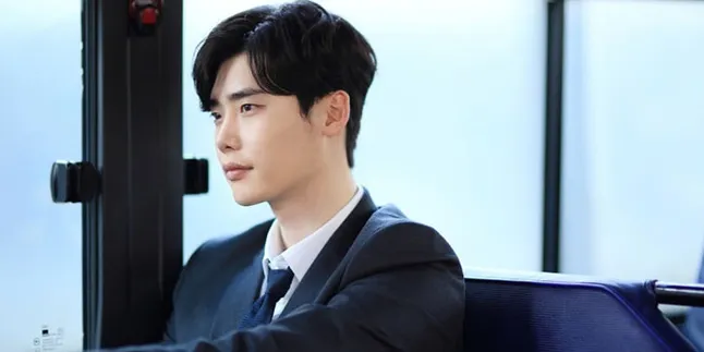 Behind The Scene Syuting Drama, Lee Jong Suk Pamerkan Senyum Cute