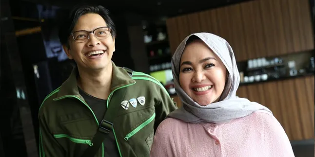 Belajar Berhijab, Dewi Gita Kerap Galau Antara Suami dan Anak