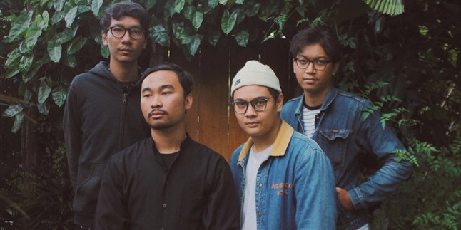 Belajar Bersembunyi Bersama EP Debut Eitherway, 'HIDING IN PLAIN SIGHT'