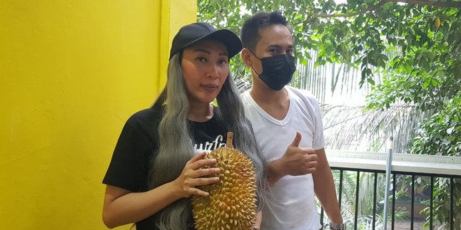 Learning From Her Friend, Dewi Sanca Now Ventures into the Durian Business World