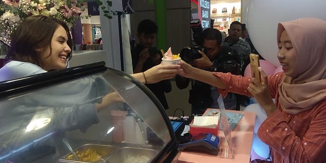 Learn to be a Businesswoman, Beautiful Actress Steffi Zamora Now Becomes an Ice Cream Seller