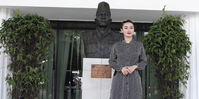Belajar Lambang Negara, Zaskia Gotik Ikut Upacara di Siang Terik