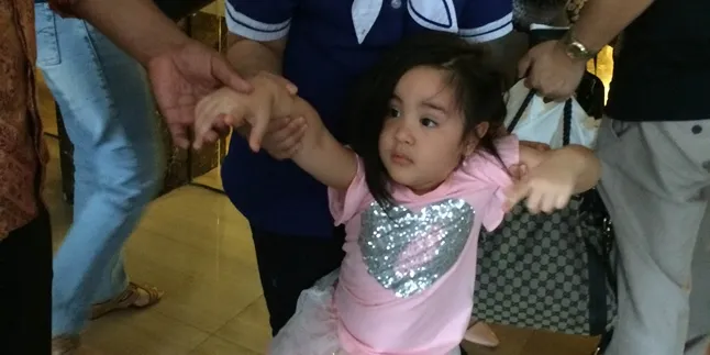 Belajar Pakai Berantem, Putri Cantik Nia Ramadhani Loncat Kelas