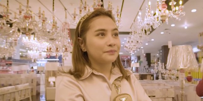 First Home Shopping, Prilly Latuconsina Buys Crystal Lamps to Beautiful Hanging Chairs