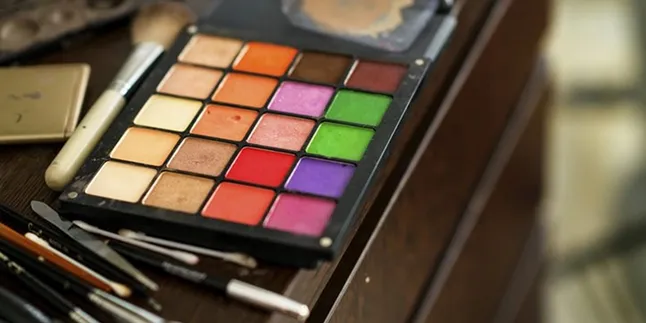 Beli Make Up di Pasar Malam, Muka Gadis Ini Jadi Rusak Parah