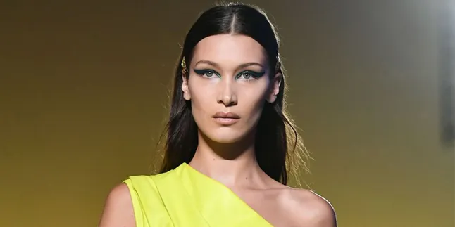 Bella Hadid di Campaign Terbaru Versace, Cantik & Super Ramping!