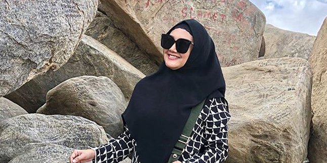Bella Saphira Wears Hijab When Attending a Wedding, Prayed for Perseverance