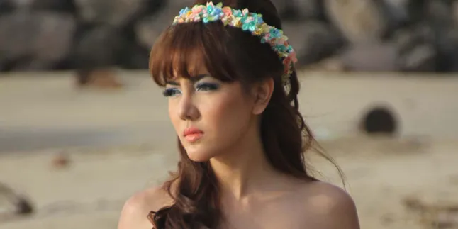 Bella Shofie Berpakaian Seksi di Video Klip Untuk Tarik Perhatian?