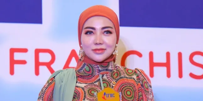 Bella Shofie Kembali Raih Penghargaan Bussiness Woman of the Year IFBC 2022 Bella Shofie Kembali Raih Penghargaan Bussiness Woman of the Year IFBC 2022