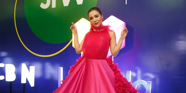 Bella Shofie Unjuk Kebolehan di JFW 2020, Tampilkan 13 Koleksi Bertema Awan