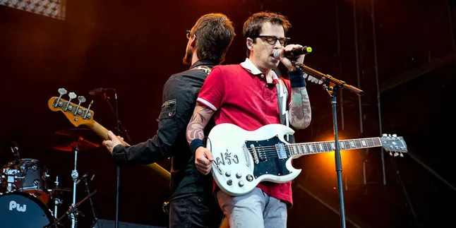 Belum Beli Tiket Konser Weezer? Simak Yang Ini Dulu!