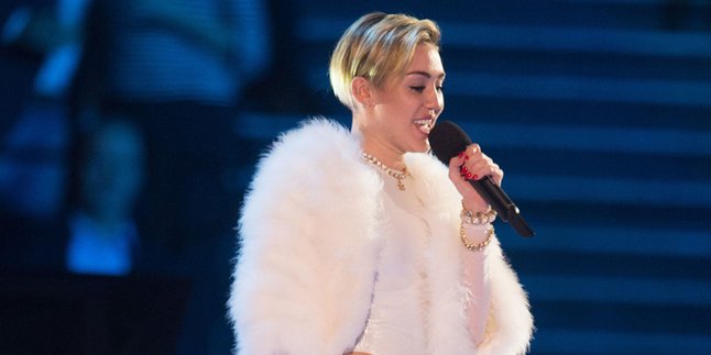 Belum Puas Ciuman di Atas Panggung, Miley Cyrus Sebar Foto Panas