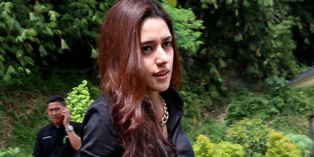 Belum Resmi Cerai, Fairuz A Rafiq Sudah Pacari Drummer? Belum Resmi Cerai, Fairuz A Rafiq Sudah Pacari Drummer?