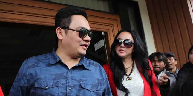 Belum Resmi Cerai, Farhat Abbas Piknik Bareng Regina dan Anaknya
