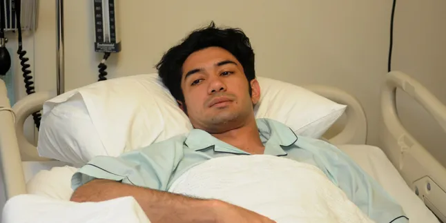 Belum Sembuh 100%, Reza Rahadian Paksakan Beraktivitas Lagi