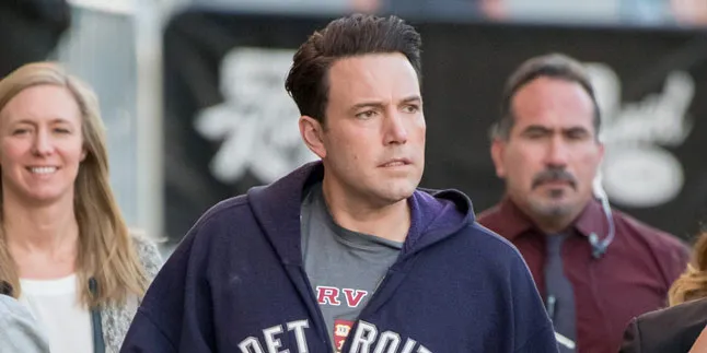 Ben Affleck Dikawal Pria Bersenjata Laras Panjang, Ada Apa? Ben Affleck Dikawal Pria Bersenjata Laras Panjang, Ada Apa?
