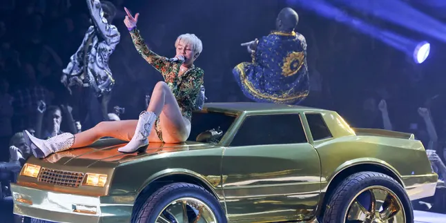 Benarkah Kontroversi Miley Cyrus 'Disetir' Pihak-Pihak Tertentu?