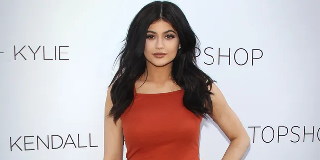 Benarkah Kylie Jenner Implan Payudara? Simak Faktanya di Sini!