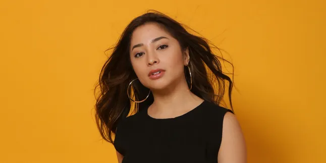 Benarkan Dapat Kado Cincin, Ibunda Bantah Nikita Willy Sudah Tunangan Dengan Indra