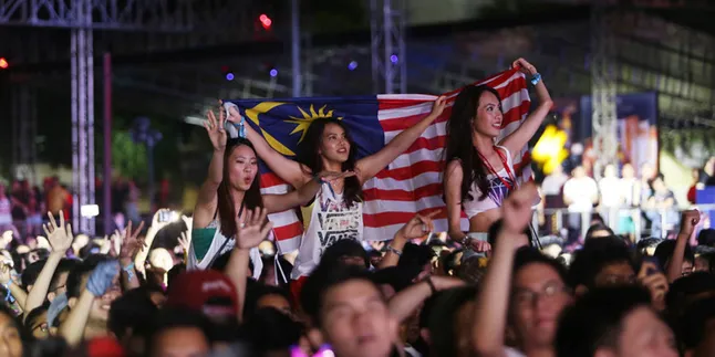 Bendera Malaysia Berkibar di Djakarta Warehouse Project 2014