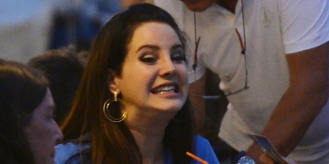 Bentrok Dengan Fans, Lana Del Rey Menang di Meja Hijau