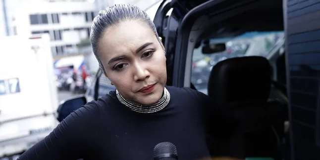 Bentuk Dukungan Putri Denada Untuk Jerry Aurum di Penjara, Bikin Haru!