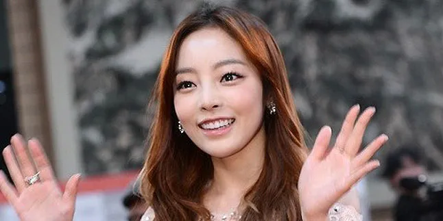 Bentuk Pinggang Super Langsing Hara KARA Pukau Netizens!