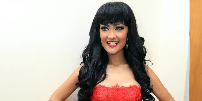 Bentuk Rahang Berbeda, Julia Perez Lakukan Operasi Plastik?