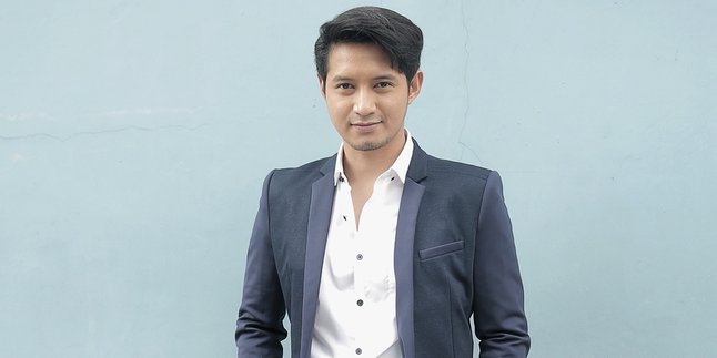 Chand Kelvin's Gratitude towards Olga Syahputra, Visiting His Grave at Night Even in Thunderstorms