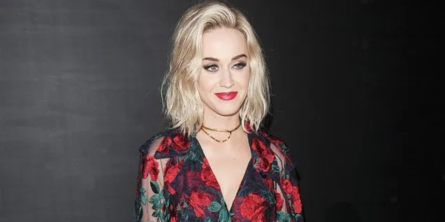 Berambut Blonde, Cantiknya Katy Perry di After Party Oscar 2017 Berambut Blonde, Cantiknya Katy Perry di After Party Oscar 2017