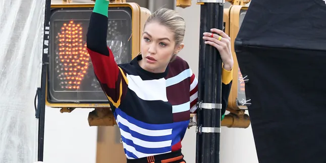 Berambut Kribo dan Biru, Gigi Hadid Nyaris Tak Bisa Dikenali Berambut Kribo dan Biru, Gigi Hadid Nyaris Tak Bisa Dikenali