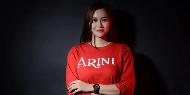 Berani Beda! Lakukan #KikiChallenge, Aura Kasih Turun Dari Becak