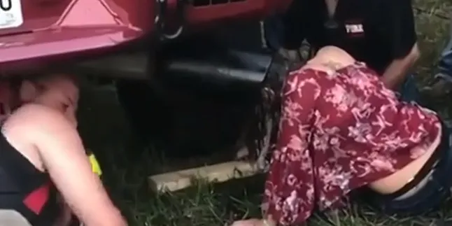 Berawal Dari Iseng, Kepala Perempuan Ini Malah Terjebak di Knalpot Mobil